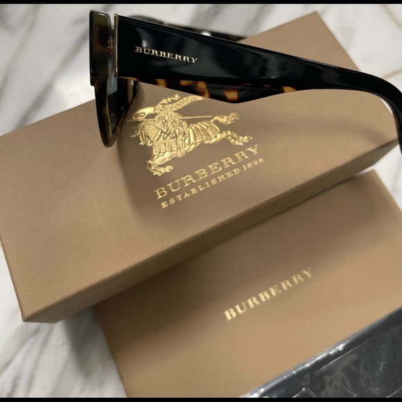 BURBERRY CLASSIC SQUARE SHAPE WITH A BLACK ON TOP OF HAVANA SUNGLASSES - Picture 3 of 16